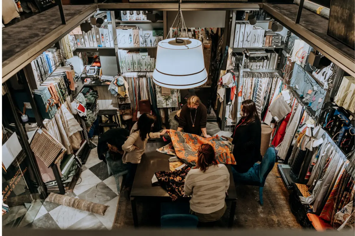 Campionari di tessuti d'arredamento Dedar, Pierre Frey, Designers Guild ed Etro nello showroom di Strada Nuova a Genova